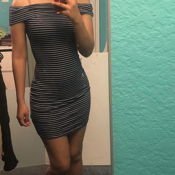 Off the shoulder dress - Picture 4 of 6